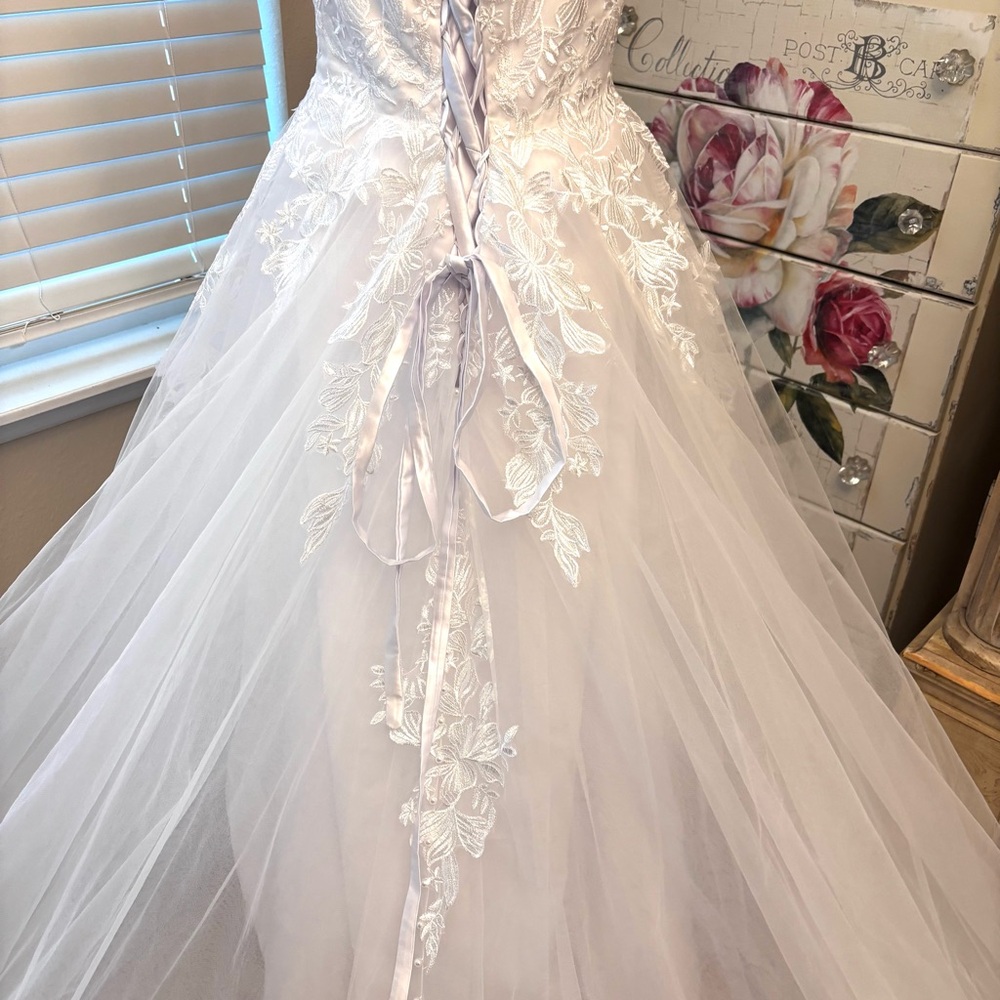 NEW White Wedding Dress, Wedding Dress with Train, Dress with Appliqués, Size LG - Picture 8 of 15